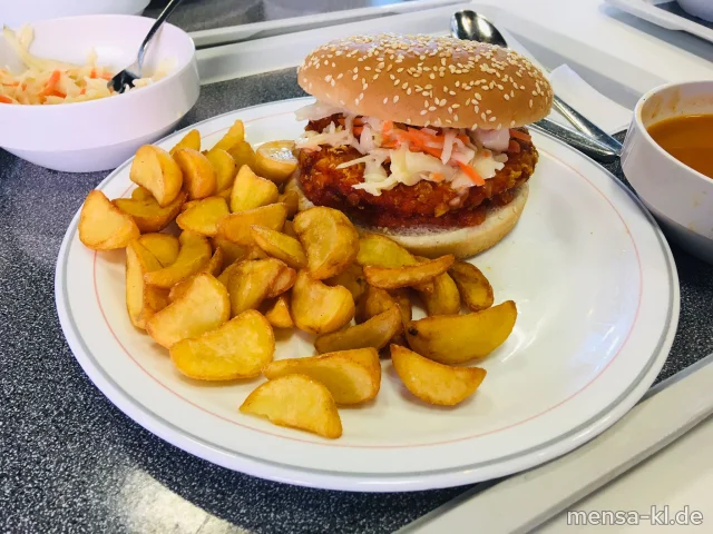 Burger (Sf,R) mit Zwiebelmarmelade (Gl) und Cheddar überbacken (1,La) im Burgerbrötchen (Gl,Se), dazu Pommes frites und Salat