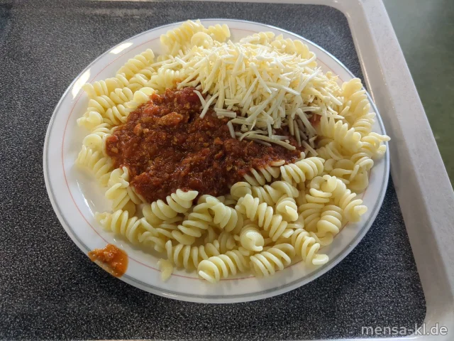 Bolognese mit veganem Hack und Wurzelgemüse (Gl,Sl), Fusilli (Gl), veganer Mozzarella (1), dazu Salat