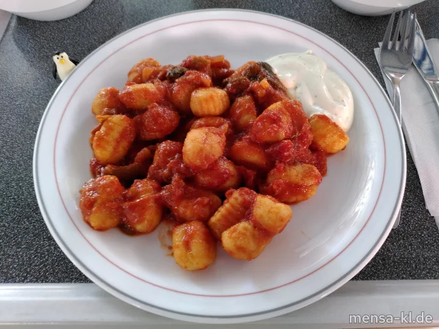 Gnocchi (Gl) mit Ratatouille, dazu Kräuterdip (1,Gl,Nu,Sf) und Salat