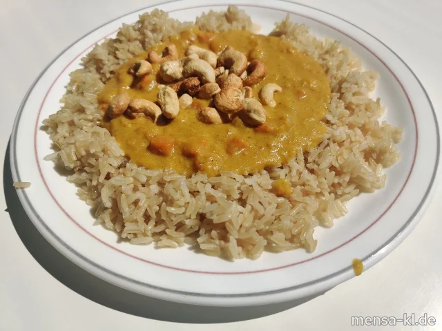 Kürbis-Curry mit Kokosmilch (1,2,Gl,Sl,Sf,So), Naturreis, geröstete Cashewkerne (Nu) und Salat