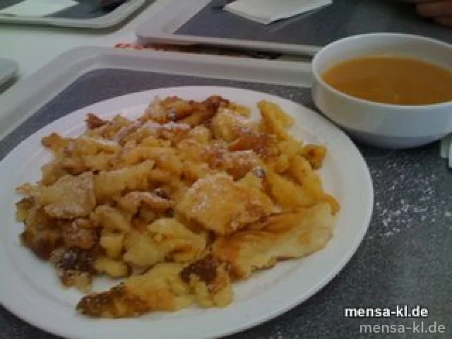 Frischer Kaiserschmarrn (V) mit Rosinen, geröstete Mandeln, Apfelmus (3)