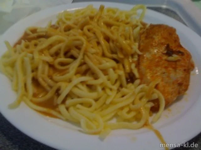 Frisches Hähnchenbrustfilet mit Rahmsoße und Spätzle