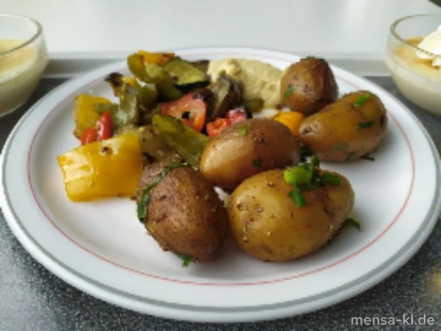 Antipasti-Variation mit Hummus und gebackenen Kartoffeln (Sf,Se), dazu Karottensalat (1,5,Sw)