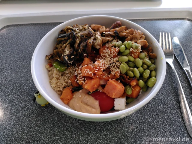 DIY Bowls: Hähnchenbruststreifen Teriayaki (5,Gl,Sw,So,G), Quorn Geschnetzeltes, Lachswürfel (Fi), Quinoa-Salat (1,5,Gl,Nu,Sw,Sl), Mie-Nudelsalat mit Sweet Chili (1,2,Gl,Sl,Sf,So), Couscous Salat (Gl) viele Toppings und verschiedene Dips