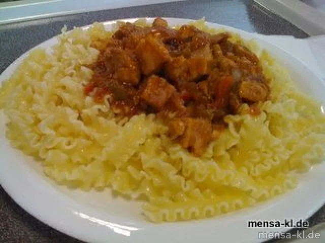 Ungarisches Schweinegulasch mit Eiernudeln und Salat