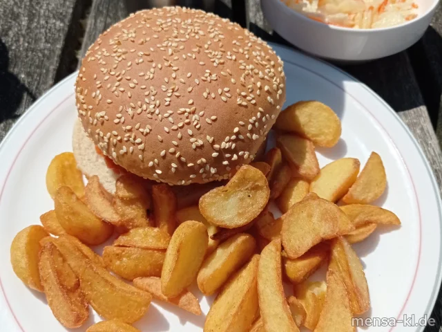 Crunchy Burger Chicken-Style (Gl) mit Tomaten-Pfirsich-Chutney (2,Sl,Sf) im Burgerbrötchen (Gl,Se), dazu Potato-Wedges und Farmersalat (1,5,Sw)