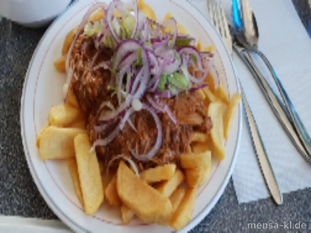 "POUTINE": Große Portion Steakhouse-Fries mit Pulled Pork (S), Barbecuesoße (Sl), Frühlingszwiebeln und rote Zwiebeln, dazu Krautsalat (1,5,9,Gl,Ei,Sw,So)
