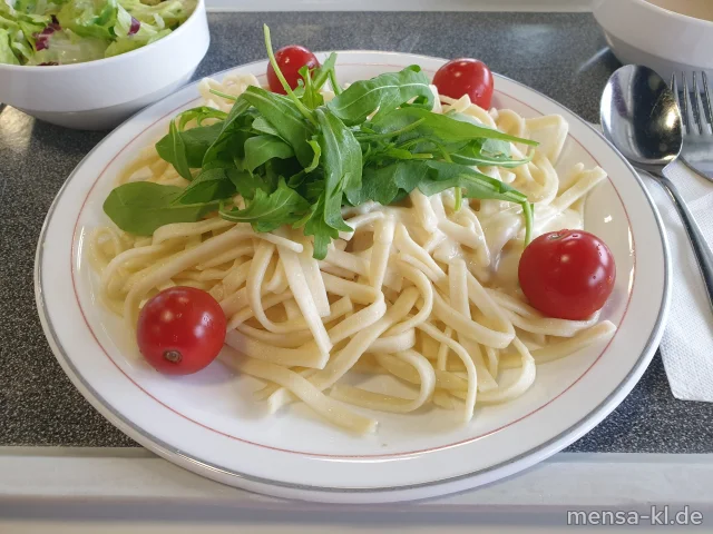 Tagliatelle (1,Gl,Ei) mit Käse-Sahnesoße (2,Gl,Ei,La), Rucola und Kirschtomaten, dazu Salat