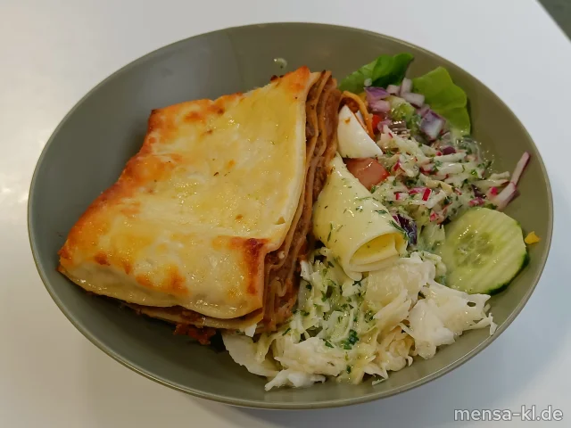 Lasagne "Bolognese" mit Rinderhackfleisch (Gl,Ei,La,Sl,R), dazu ein kleiner italienischer Salat mit Gouda, Eier, Tomaten und Blattsalat (Ei,La)