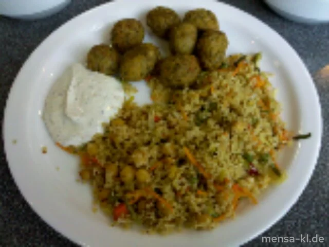 Gemüse-Bulgur mit Falafel-Kichererbsenbällchen (V), Joghurt-Sesam-Dip (V) und Salat (V)
