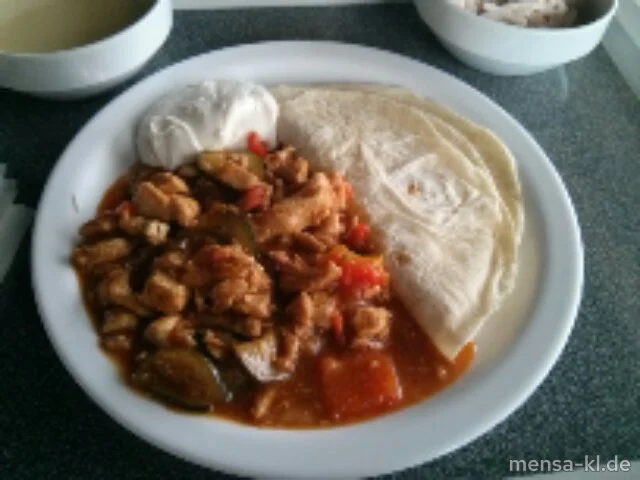 'Fajita Pueblo': Geschnetzeltes Truthahnfleisch (G) mit Paprika, Zucchini und Zwiebeln, dazu Sour Cream, drei Tortillas (2) und Salat