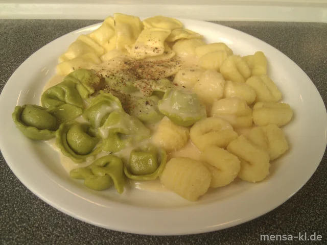 "Combinazione" (V): Tortellini, Ravioli und Gnocchi, dazu bunter-Pfeffer-Soße und Salat