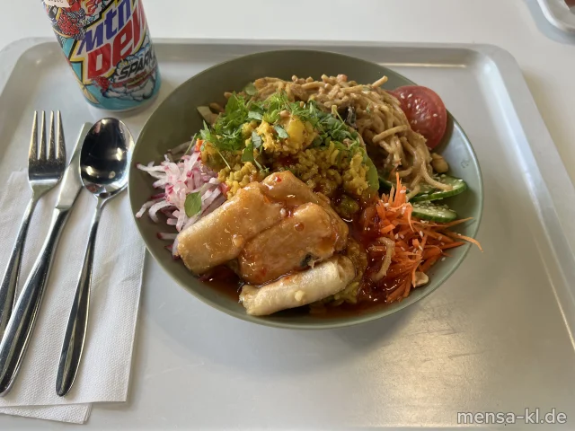 Bowl mit Blattsalat, Karotten, Radieschen, Asia Nudeln (En,Gl,Sf,So), Asia Reis (1,Gl,Sf,Se,So) und Frühlingsröllchen (Gl,Sl,Sf), dazu ein Asia-Dressing (1,5,Gl,Sw,Sl,Sf,Se,So)