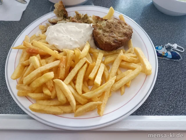Broccoli-Nussecke Remoulade (1,9,Gl,Ei,La,Sf), Pommes frites (Sl) und Gurkensalat (1,5,9,Gl,Ei,La,Sw,Sf)