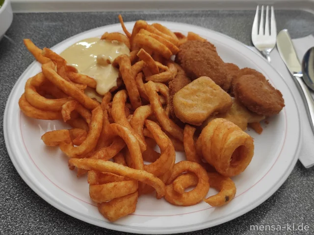 Vegane Nuggets (Gl) mit Soja-Curry-Dip (Gl,Nu,Sf), Twisterpommes (Gl) und Salat