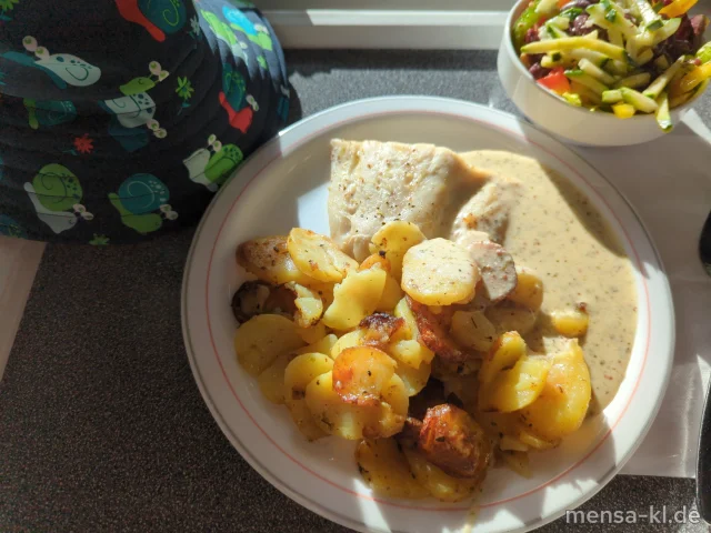 Gebratenes Barschfilet (Fi) mit Waldsenf-Soße (La,Sf) und Bratkartoffeln, dazu ein Beilagensalat nach Wahl