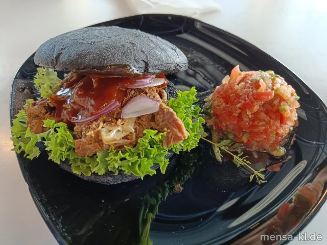 Gezupftes Kalb (1,2,3,Gl,Se,K) mit BBQ-Soße (Sl) im Burgerbrötchen (Gl,Se), dazu Tomatensalat (1,5,Sw)