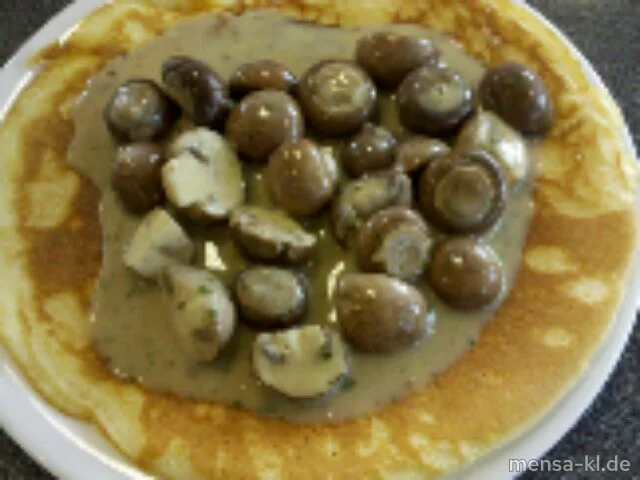 Ein frischer Pfannkuchen (V) mit Steinchampignons (V) in Kräuterrahm (V)
