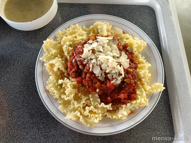 Gemüsenudeln (Gl,Ei,Sl,V) mit Pepperonata, Grana Padano (2,Ei,La,V) und Salat (V)