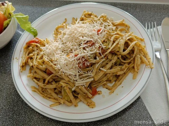 Linguine mit Pesto Genovese und Broccoli (1,Gl,Nu,So), dazu einen Beilagensalat nach Wahl