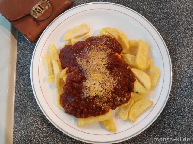 Hausgemachte Rinderbolognese (Sl,R) mit einer großen Portion Steakhouse-Fries, Grana Padano (2,Ei,La,R) und Salat