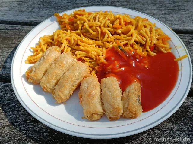 Gemüse-Mie-Nudeln (5,Gl,Sw,Sl,So) mit Frühlingsrollen (Gl,Sl,Sf) und Sweet-Chili-Soße (2), dazu Salat