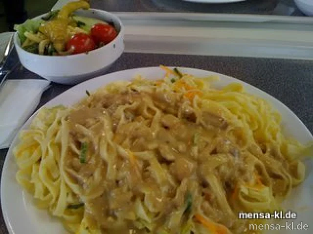 Gemüse-Tagliatelle (V) mit Steinpilzsoße, dazu ein kleiner italienischer Salat