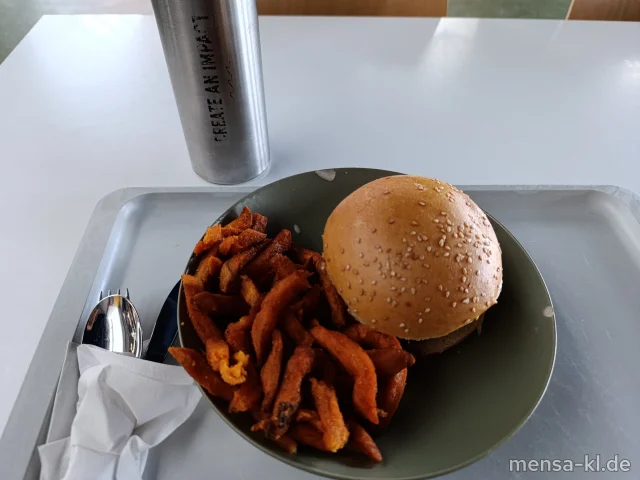 BIO Rindfleisch vom Bärenbrunnerhof (Ei,R) belegt mit karamelisiertem Kürbis, Preiselbeer-Salbei-Creme (Nu) und herbstlichen Salat im Burger Bun (Gl,La), dazu Süßkartoffel-Pommes (1)