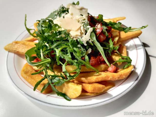"Bolofritten": Große Portion Steakhouse-Fries (V) mit hausgemachter Sojabolognese (Gl,So,Sl,V), gewürfelte Tomaten (V), Rucola (V), gehobelter Parmesan (La,V) und Salat (V)