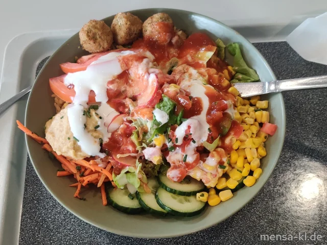 Bowl mit Blattsalat, Endivien, Mais, Karotten Hummus, Reispfanne (1,3,5,Gl,Sw,Sl,So) und Falafel mit Minz-Joghurt (1,Gl,Nu,Sl,Sf), dazu ein süß-saures Dressing (1,5,Gl,Nu,Sw,Sl,Sf,So)