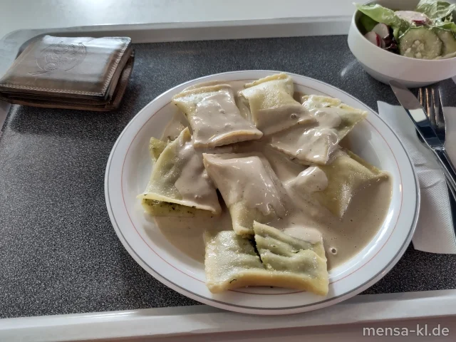 Gemüsemaultaschen (1,Gl) mit Pfeffersoße (1,Gl,Sf) und einen Beilagensalat nach Wahl