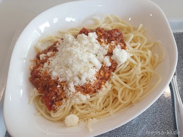 Hähnchenbrust mit Bolognese (R,G), dazu Kräuterspaghetti (Gl,Ei) und Hartkäse (La)