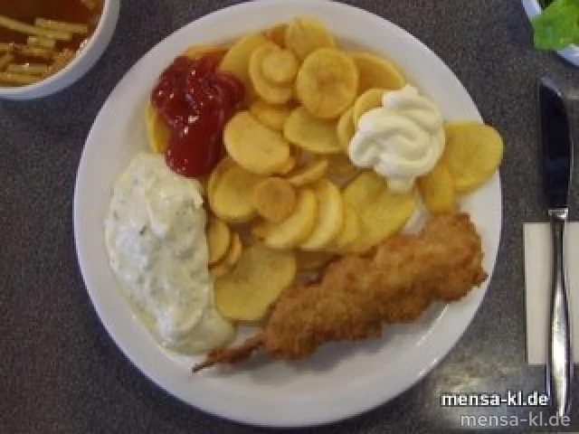 Gebackener Seelachs-Spieß, Joghurt-Remoulade (1/3), Pommes-Chips und Salat