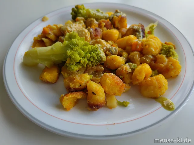 Kürbis-Gnocchi (Gl) mit geschmorten Pastinaken und Romanesco im Kürbispesto (Nu), dazu ein Beilagensalat nach Wahl