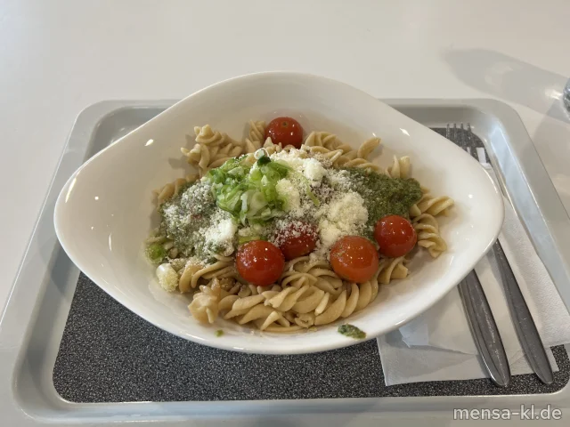 Vollkorn-Fussilli mit Cherrytomaten (Gl), dazu grünes Pesto (2,Nu,Ei,La,R) und Grana Padano (2,Ei,La,R)