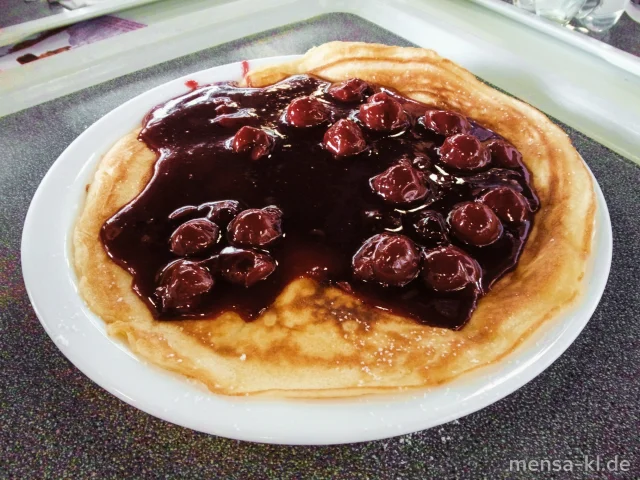 Ein frischer Pfannkuchen mit Sauerkirschen (V)
