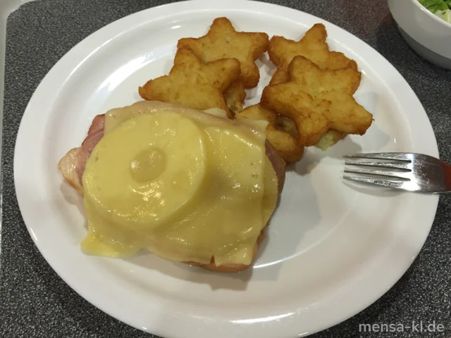 Kassler Rauchrücken mit Ananas und Käse überbacken (2,4,La,Sl,Sf,S), Bratensoße (Gl,Sf), Kartoffelsterne und Salat