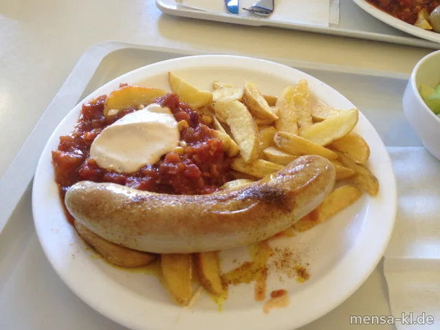 Kalbsbratwurst (K) in Currybutter mit Gemüse-Chili auf Country Potatoes, Eisbergsalat