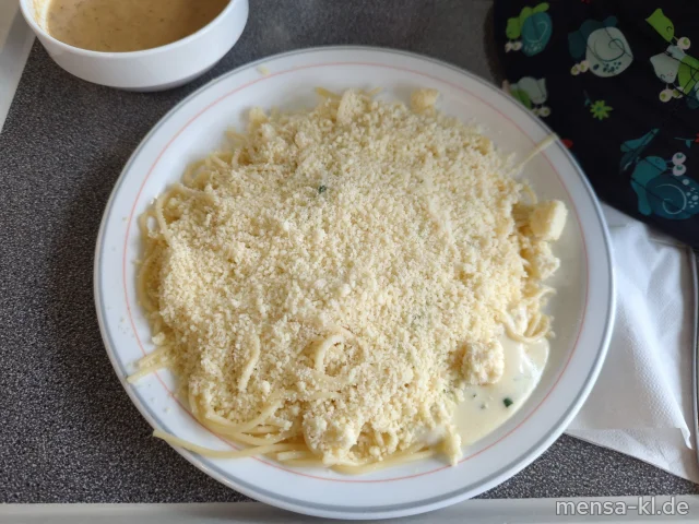 Spaghetti (1,Gl) Carbonara mit Käsesoße (3,8,La,S, geriebener Hartkäse (Ei,La), dazu Salat