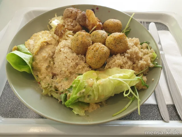 Orientalische Bowl mit Blumenkohl, Rotkohl, Weisskohl, Rucola und Quinoa, Hummus (Sl), Falafel (1,Gl,Sl), dazu Sesam-Dressing (1,3,5,Gl,Sw,Sl,Sf,Se,So)