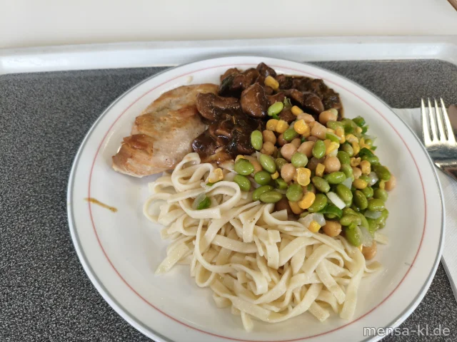 Würziges Hähnchenbrustfilet (G) mit karamellisierten Thymian-Champignons, High Protein Bandnudeln (Gl) und Kichererbsen-Edamame-Salat (1,5,Sw,So)