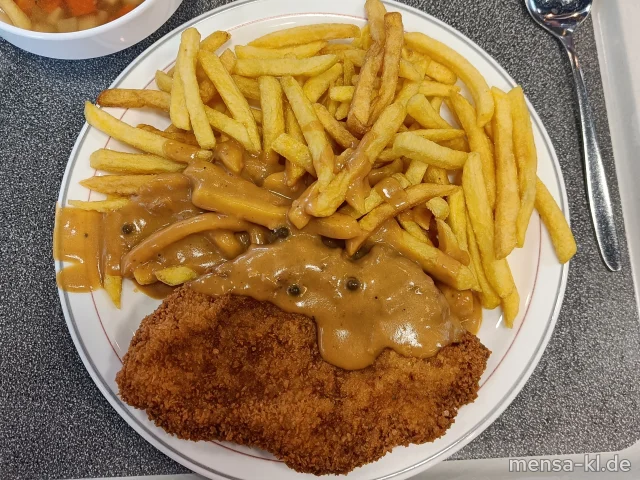 Paniertes Schweineschnitzel (Gl,S) mit Pfefferrahmsoße (La), Pommes frites und Salat
