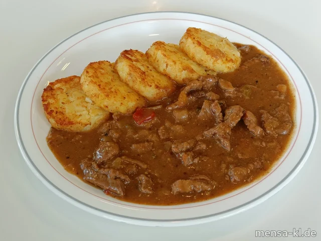 Rindergeschnetzeltes "Stroganoff" mit Zwiebeln, Gewürzgurke, Champignons und Paprika (9,La,Sf,R), dazu Rösti und Salat (La)