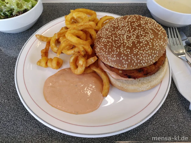 Sunny veggie Burger (9,Gl,Sl,Sf) im Burger-Bun (Gl,Se), dazu Twisterpommes (Gl) und Salat (5,Sw)