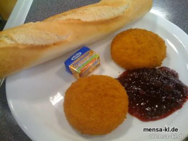 Zwei Back-Camembert (V) mit Preiselbeeren, Baguette und Salat