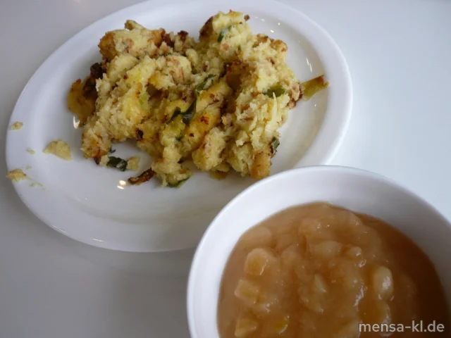 "Dibbelabbes": Saarländischer Kartoffelauflauf mit Lauch (5,Gl,Ei,Sw,V), dazu hausgemachtes Apfelmus (V)