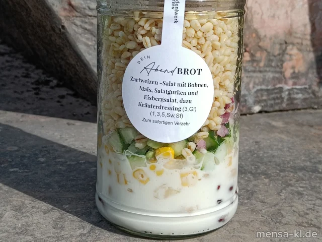 Zartweizen-Salat mit Bohnen, Mais, Salatgurken und Eisbergsalat (3,Gl), dazu Kräuterdressing (1,5,Gl,Nu,Sw,Sf)