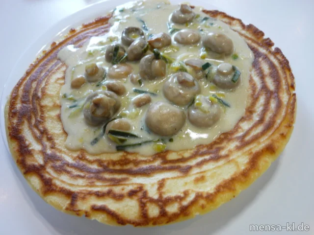 Ein frischer Pfannkuchen (2,Gl,Ei,La,V) mit Champignon-Lauchgemüse (Gl,La,V)