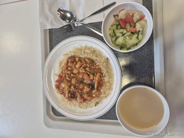 Hähnchen Tajine mit Kichererbsen, Aubergine und Tomaten (Sl,Se,G), dazu Reis mit Mandeln (Nu) und Tomaten-Gurken-Salat mit Minze (1,3,5,Sw)