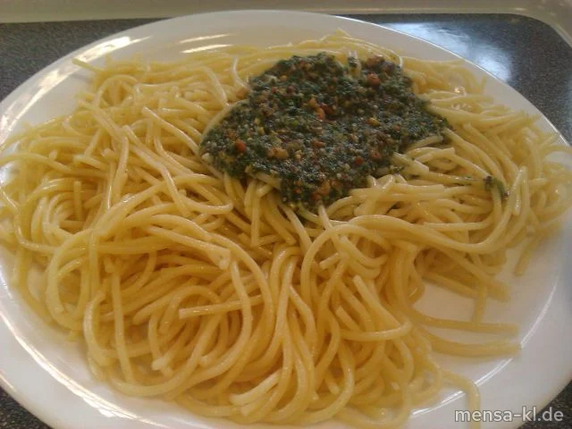 Spaghetti "al pesto" (V) mit Olivenöl, Basilikum, Pinienkernen und Grana Padano (2), dazu Salat